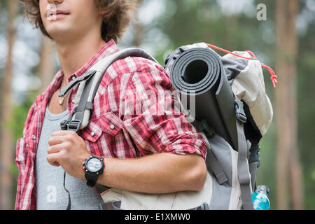 Portrait male hiker exerçant son sac à dos dans la forêt Banque D'Images