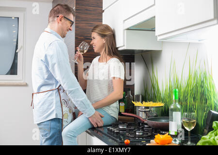 Couple romantique dans la cuisine Banque D'Images