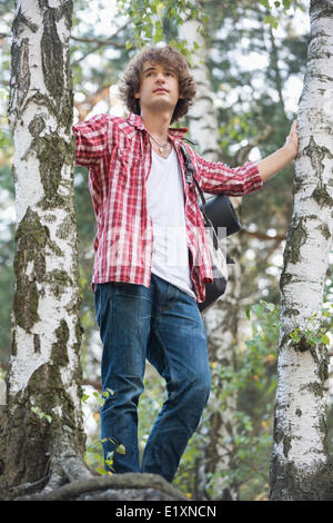 Young male hiker standing in forest Banque D'Images