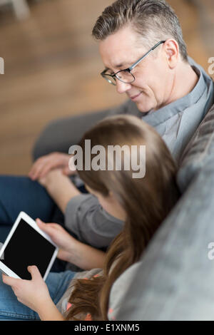 Portrait de père et fille using digital tablet Banque D'Images