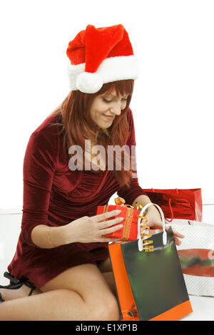 La jeune fille dans un bouchon avec les achats de Noël Banque D'Images