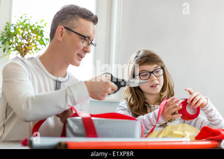 Père et fille Christmas at home Banque D'Images