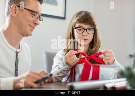 Père et fille à la maison Christmas