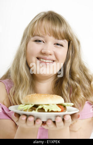 La jeune fille avec un hamburger Banque D'Images