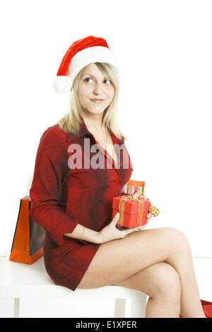 La jeune fille dans un bouchon avec les achats de Noël Banque D'Images