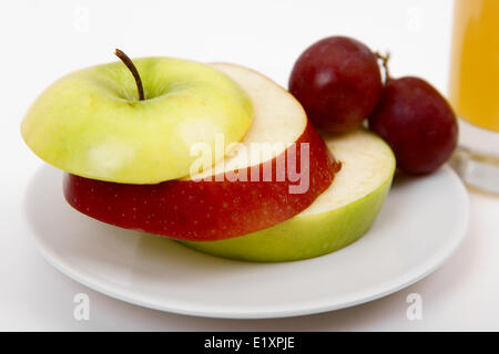 Les pommes et les raisins sur la plaque Banque D'Images