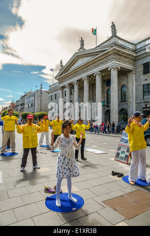 L'Irlande, Dublin, O'Connel Street, démonstration de militants chinois en face de la Poste générale historique palace Banque D'Images