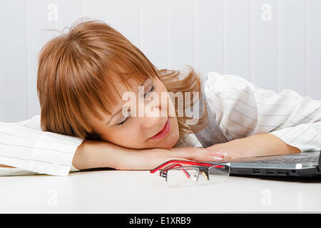 Fatigué girl se trouve sur une table Banque D'Images