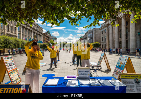 L'Irlande, Dublin, O'Connel Street, démonstration de militants chinois en face de la Poste générale historique palace Banque D'Images