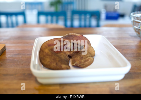 La délicatesse d'oreilles de cochon plat de cuisson cuire du porc de l'alimentation Banque D'Images