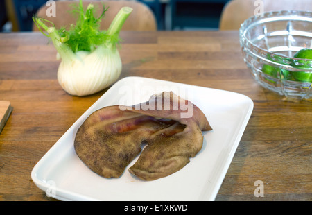 La délicatesse d'oreilles de cochon plat de cuisson cuire du porc de l'alimentation Banque D'Images