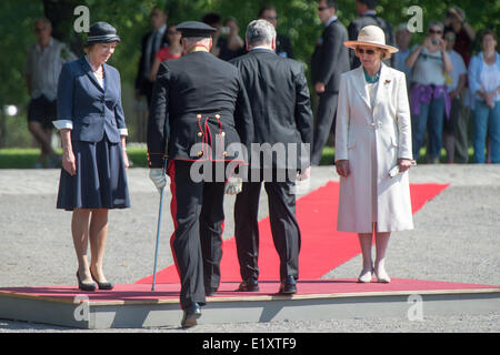 Oslo, Norvège. 11 Juin, 2014. Le Président allemand Joachim Gauck (2-R), son partenaire Daniela Schadt (L), Roi de Norvège Harald V et la reine Sonja (R) au cours d'une gerbe au Monument commémoratif aux morts de la guerre d'Oslo, Norvège, 11 juin 2014. Gauck est sur une visite de quatre jours de visite en Norvège. Photo : MAURIZIO GAMBARINI/dpa/Alamy Live News Banque D'Images