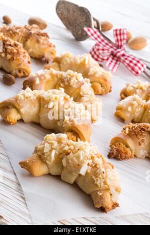 Douceur Mini croissant aux amandes Banque D'Images