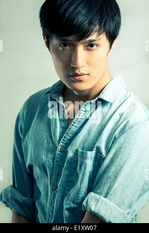 Fashion pose en modèle masculin Banque D'Images