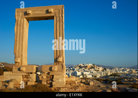 La Grèce, îles des Cyclades, Naxos, ville de Naxos (Hora), passerelle de Portara ou Apollon temple d'Apollon Banque D'Images