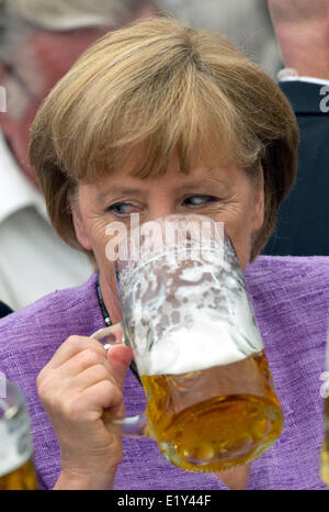 La chancelière allemande Angela Merkel boit un litre de bière à un juste à Abensberg le 3 septembre en 2012. Banque D'Images