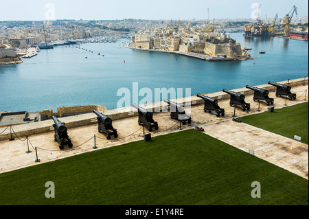 Donnant sur le Grand Port de La Valette forment la batterie de salut. Banque D'Images