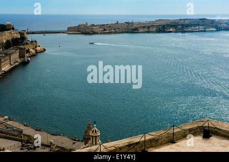 Donnant sur le Grand Port de La Valette forment la batterie de salut. Banque D'Images