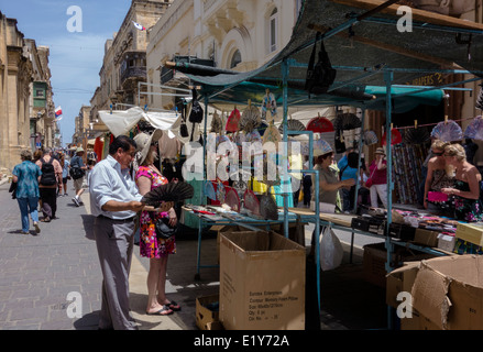 Échoppe de marché vendant des fans de dentelle. Banque D'Images