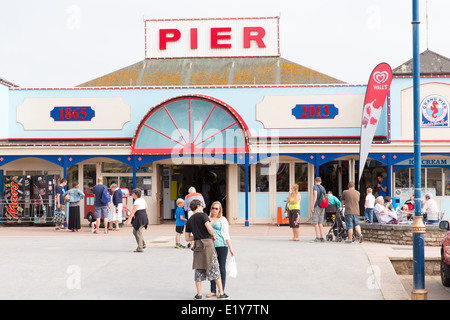 Les vacanciers et les touristes profitant du soleil Teignmouth Devon England UK Pier Banque D'Images