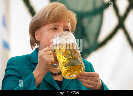 La chancelière allemande, Angela Merkel, un litre de boissons bière dans une tente à bière lors d'une foire à Munich le 15 mai en 2013. Banque D'Images