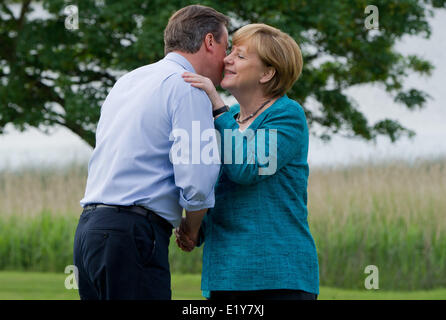 Le premier ministre britannique, David Cameron, se félicite de la chancelière allemande Angela Merkel à Enniskillen, en Irlande du Nord, au début du sommet du G8 le 17 juin en 2013. Banque D'Images