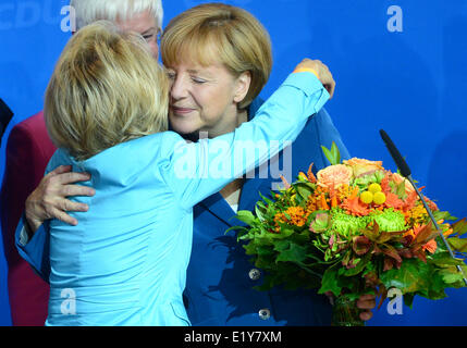 La chancelière allemande Angela Merkel (r) et Ursula von der Leyen (l) hug après avoir reçu les résultats de l'élection du Bundestag sur les élections le 22 septembre en 2013. Banque D'Images