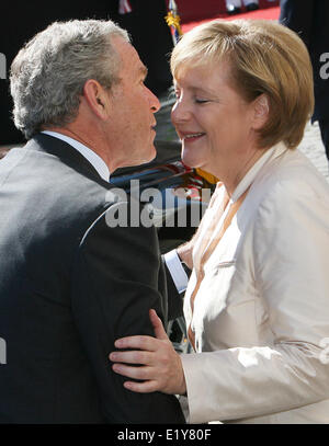 La chancelière Angela Merkel se félicite le président américain George W. Bush à Stralsund (13.07.2006). Foto : Boris Roessler dpa/lmv  + + +(c) afp - + + + Banque D'Images