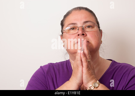 Close up de femmes ayant de graves posent les mains jointes Banque D'Images