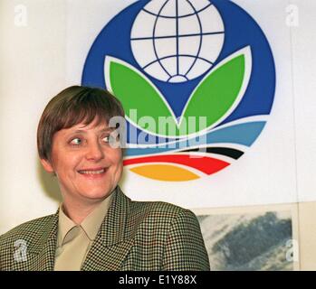 Angela Merkel, ministre fédéral de l'environnement se tient à côté du logo de la conférence des Nations Unies sur le climat (08.03.1995). Banque D'Images