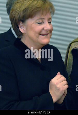 Espace La chancelière Angela Merkel (CDU) se tient devant les membres de sa faction (du 22.11.2005) et de sourires. Elle est la première femme qui a été élu en tant que chancelier allemand. Foto : Steffen Kugler dpa/lbn (c) afp - Rapport Banque D'Images
