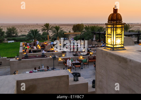 Crépuscule au bar sur le toit à Bab Al Shams Desert Resort à Dubaï Émirats Arabes Unis Banque D'Images