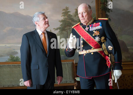 Oslo, Norvège. 11 Juin, 2014. Le Président allemand Joachim Gauck (L) est accueilli par le Roi Harald V dans le palais à Oslo, Norvège, 11 juin 2014. Gauck est sur une visite de quatre jours de visite en Norvège. Photo : MAURIZIO GAMBARINI/dpa/Alamy Live News Banque D'Images