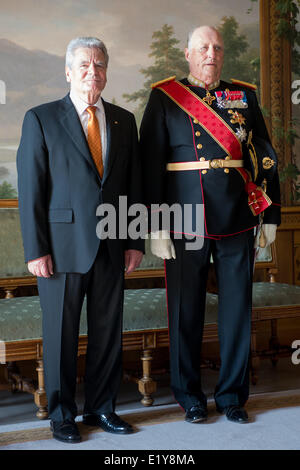 Oslo, Norvège. 11 Juin, 2014. Le Président allemand Joachim Gauck (L) est accueilli par le Roi Harald V dans le palais à Oslo, Norvège, 11 juin 2014. Gauck est sur une visite de quatre jours de visite en Norvège. Photo : MAURIZIO GAMBARINI/dpa/Alamy Live News Banque D'Images