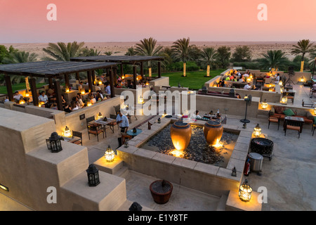 Crépuscule au bar sur le toit à Bab Al Shams Desert Resort à Dubaï Émirats Arabes Unis Banque D'Images