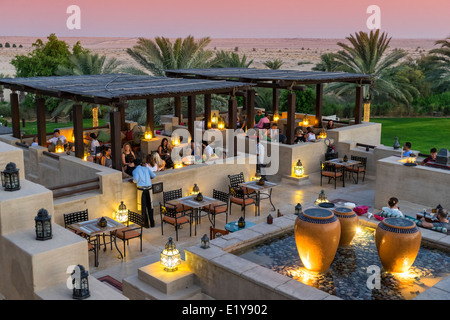 Crépuscule au bar sur le toit à Bab Al Shams Desert Resort à Dubaï Émirats Arabes Unis Banque D'Images