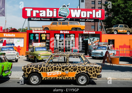 Monde Trabi Visites guidées par les voitures Trabant est-allemand vintage à Berlin Allemagne Banque D'Images