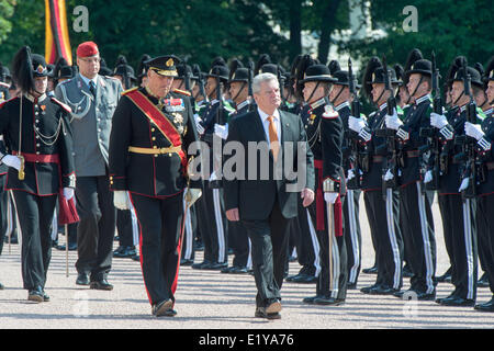 Oslo, Norvège. 11 Juin, 2014. Le Président allemand Joachim Gauck (R) est accueilli par le Roi Harald V au Palace à Oslo, Norvège, 11 juin 2014. Gauck est sur une visite de quatre jours de visite en Norvège. Photo : MAURIZIO GAMBARINI/dpa/Alamy Live News Banque D'Images