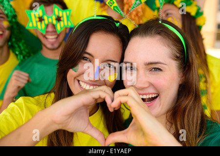 Cheerful couple de brésilien ou australien ou copines camerounaises les amateurs de soccer. Banque D'Images