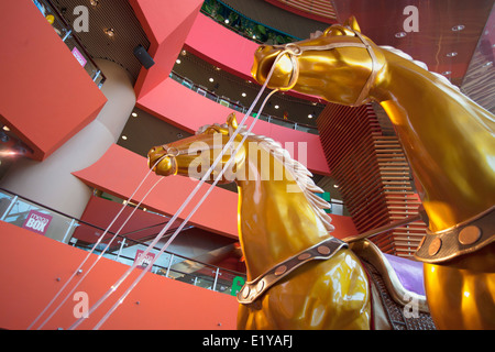 Année du cheval décorations dans centre commercial Megabox, Kowloon Bay, Kowloon, Hong Kong, Chine Banque D'Images