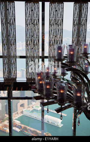 Chandelier en restaurant Tosca au Ritz Carlton à l'intérieur de la CCI, Kowloon, Hong Kong Banque D'Images
