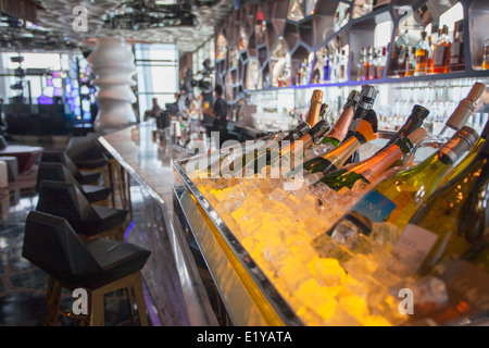 Bar l'ozone (la plus haute au monde) dans le Ritz Carlton à l'intérieur de la CCI, Kowloon, Hong Kong Banque D'Images