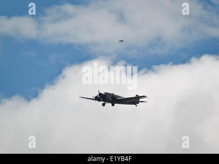 Un JU52 Appareils de Lufthansa vole au-dessus de Francfort (Main), Allemagne, 11 juin 2014. Le plan historique est souvent utilisé pour des vols touristiques à partir d'un aérodrome en Egelsbach. Photo : FRANK RUMPENHORST/dpa Banque D'Images