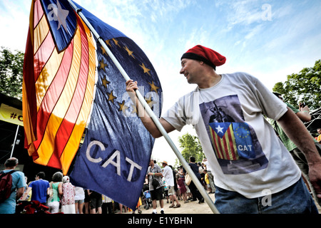 L'homme en agitant des drapeaux de l'indépendance catalane à une marche pour l'indépendance à Gérone, Catalogne, Espagne Banque D'Images