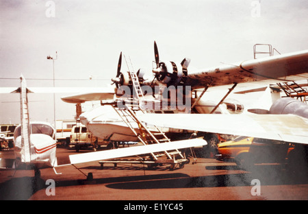 Cette photographie montre le Consolidated PBY-5A Catalina, un hydravion polyvalent utilisé pour la reconnaissance, la guerre anti-sous-marine et les opérations de recherche et de sauvetage pendant la IIe Guerre mondiale connu pour ses capacités à longue portée et sa durabilité, le Catalina a joué un rôle crucial dans les opérations maritimes. Banque D'Images