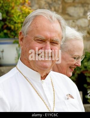 Château de Cayx, Cahors, France. 11 Juin, 2014. Le Prince Henrik et la Reine Margrethe II de Danemark sourire pendant la session de photo avec les membres de la famille à l'occasion de son 80e anniversaire au Château de Cayx en France, 11 juin 2014. © AFP PHOTO alliance/Alamy Live News Banque D'Images