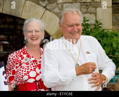 Château de Cayx, Cahors, France. 11 Juin, 2014. Le Prince Henrik et la Reine Margrethe II de Danemark sourire pendant la session de photo avec les membres de la famille à l'occasion de son 80e anniversaire au Château de Cayx en France, 11 juin 2014. © AFP PHOTO alliance/Alamy Live News Banque D'Images