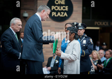 Manhattan, New York, USA. 10 Juin, 2014. Vivian Barnes reçoit un Prix de Service méritoire par le maire BILL DE BLASIO et commissaire de police William Bratton, au nom de sa fille, l'agent de police Karen Barnes, qui est mort de maladie liée au 11 septembre en 2011 à l'âge de 45 ans, médaille de NYPD Jour Cérémonie à une police Plaza, le mardi 10 juin 2014. © ZUMA Press, Inc./Alamy Live News Banque D'Images