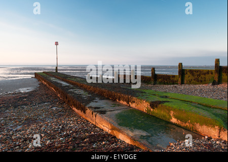 Whitsable beach jetty Banque D'Images