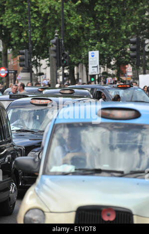 Whitehall, Londres, Royaume-Uni. 11 juin 2014. Les chauffeurs de taxi, une protestation massive contre l'application Uber, remplir les rues portant le centre de Londres jusqu'à l'arrêt. Crédit : Matthieu Chattle/Alamy Live News Banque D'Images